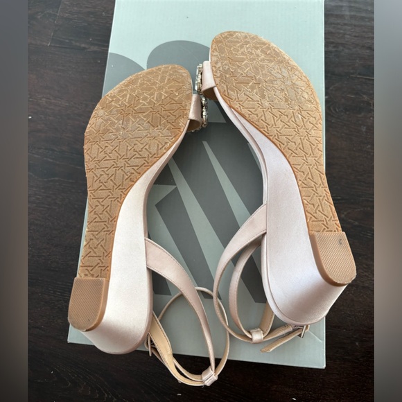 Badgley Mischka Women's Bellevue Wedge Sandal in Size 8.5 - Picture 9 of 9